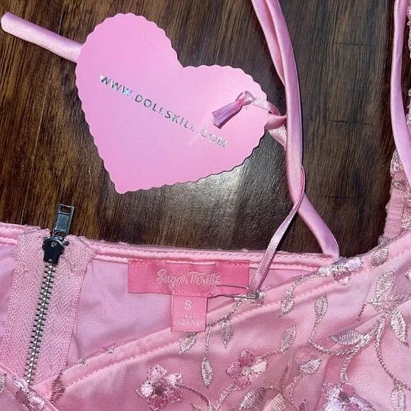 NWT Sugar Thrillz/Dolls Kill pink puff sleeves embroidered floral crop top small - Picture 9 of 11